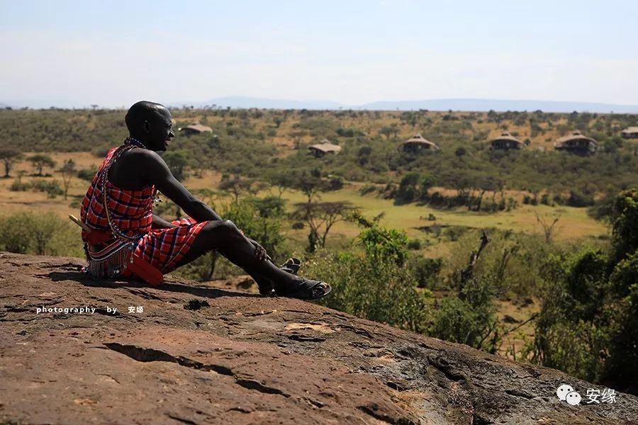他，百亿富豪，常近乎全裸出现在公共视线里，却被英女王封为爵士