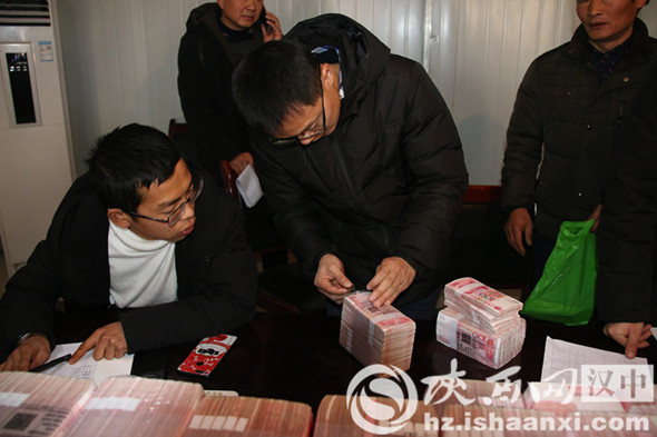 新春之际汉中堂宏广场向农民工集中发放工资900多万元