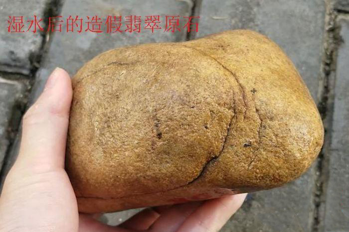 听翡翠的声音判断真假,打紫光灯判断翡翠的真假