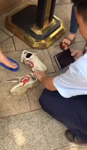 逛街被车压到脚,女子逛街被车压脚