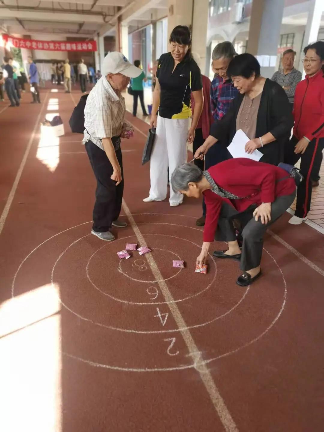 厦门六中老体协、退教协分会举行第六届退休教师趣味运动会暨气排球表演赛