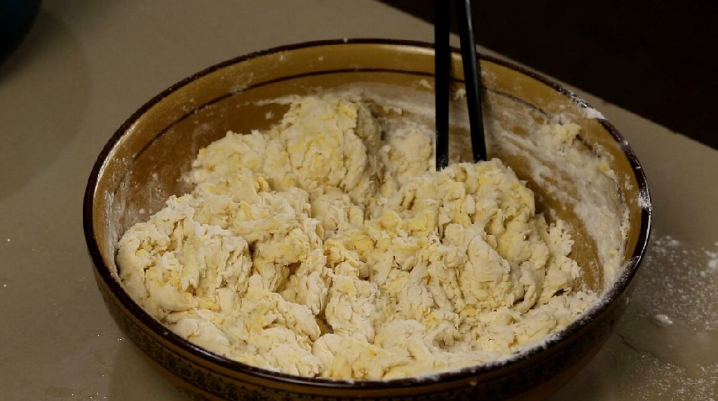 油条怎么和面才松软酥脆不筋道,为什么炸出来的油条不暄软蓬松