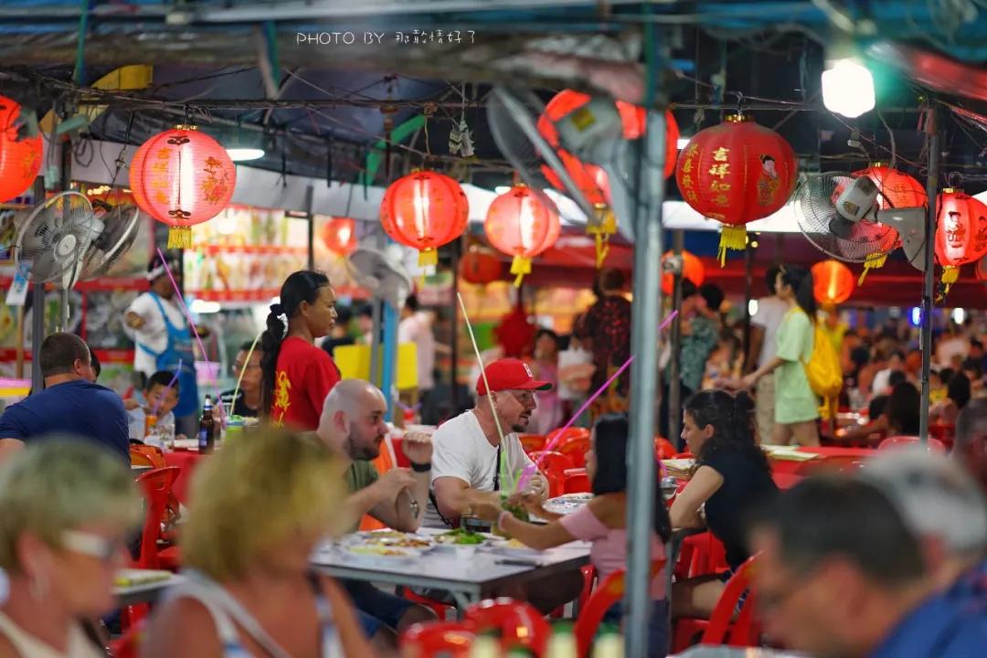美国艺术家老夫妇定居苏梅岛十年，教游客画垃圾桶，唤醒环保意识