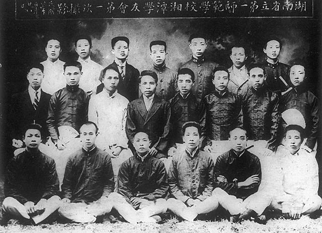 毛主席看到与母亲的合影，激动地用土话问道：咯是从哪里拱出来的