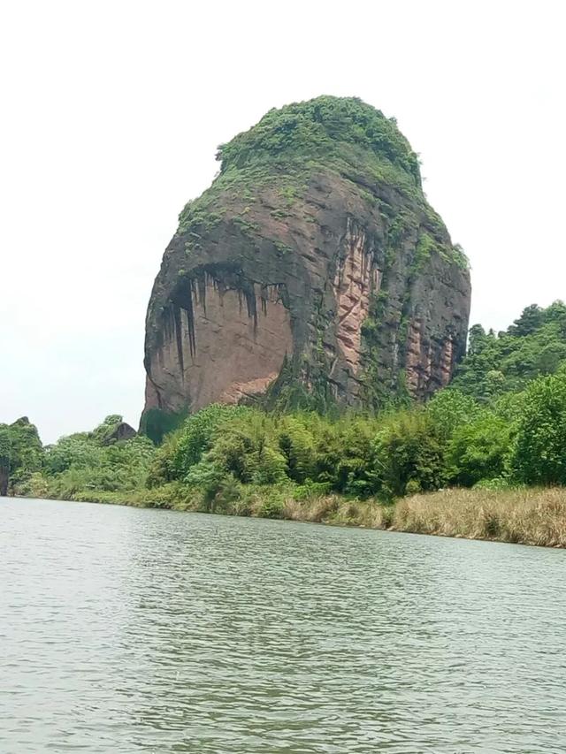 一个让人流连忘返的地方,山清水秀,只需要坐在河边发呆就行。