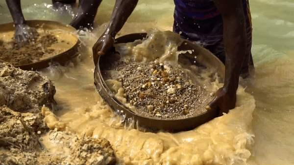 非洲首富从0到1260亿的财富神话,他的财富积累主要靠“4个字”