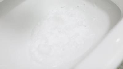 上厕所被水花溅到怎么处理,小便时被马桶水溅到了怎么处理