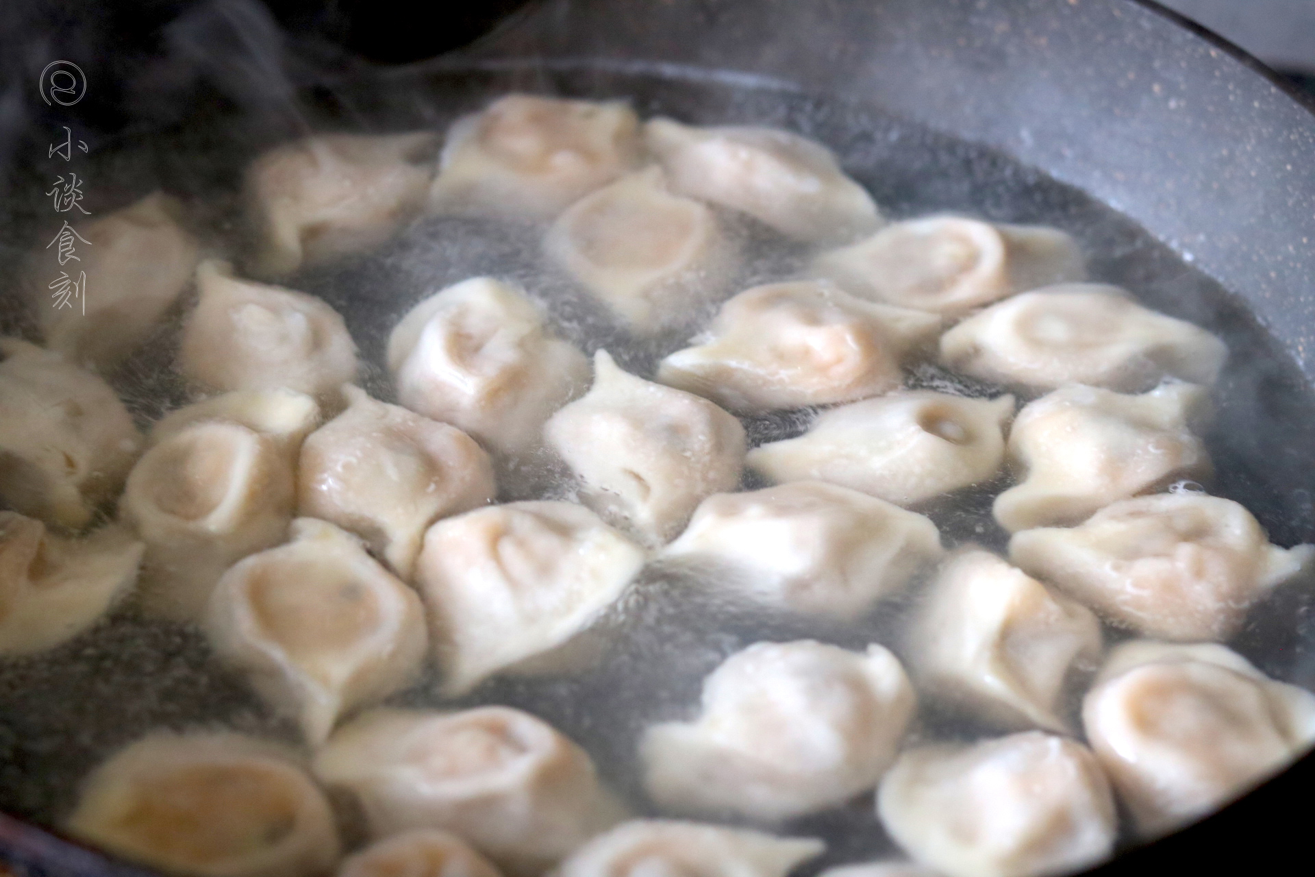 煮冻饺子开裂,煮冻饺子粘锅怎么办