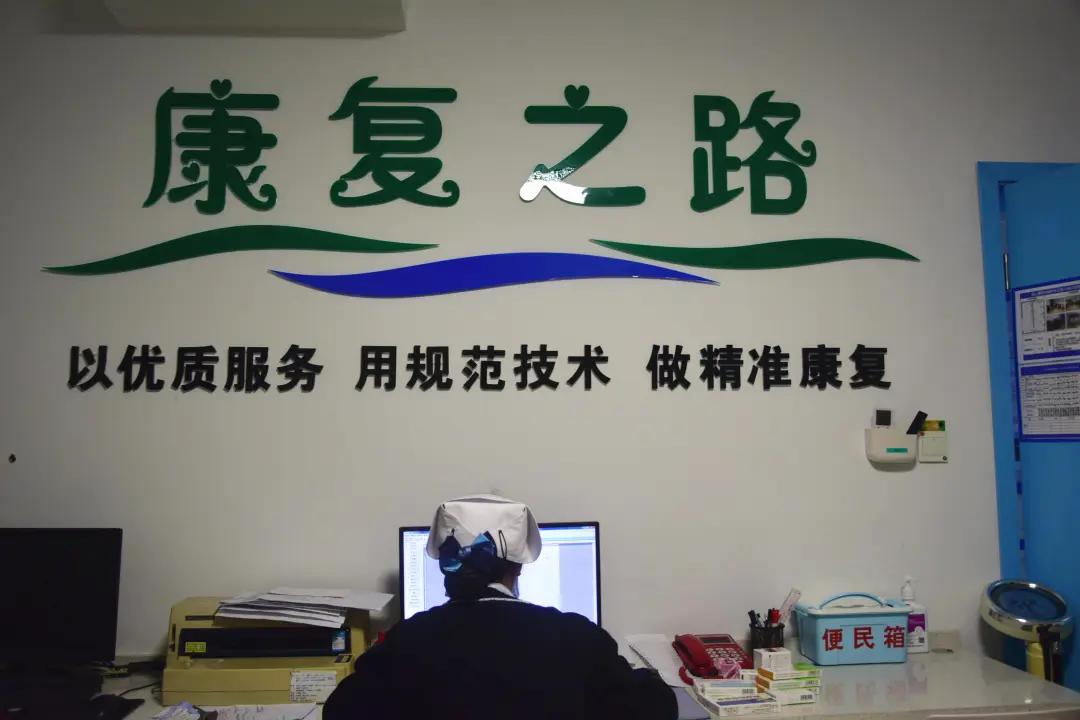 长葛哪医院？一患者非往医生兜里“塞钱”！医生竟“收了”