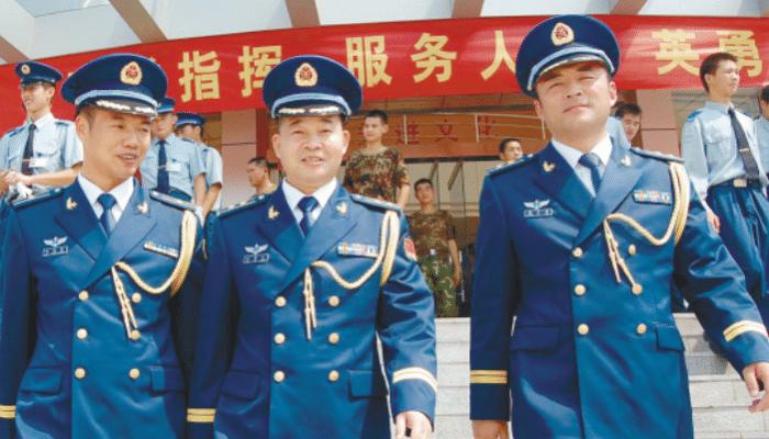 陆军军装前面有黄色的绳子吗,军人服饰的黄绳子是什么