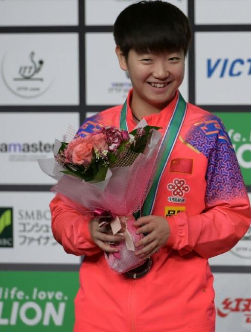 孙颖莎陈梦的拥抱,孙颖莎陈梦送球