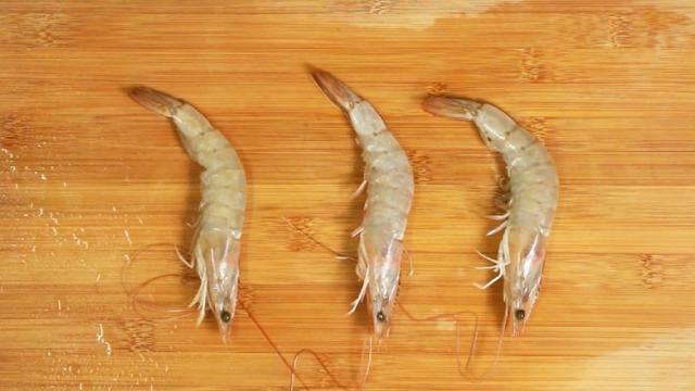 大虾比猪肉还便宜，抢购10斤，这样处理，放几个月都很新鲜