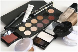 华人回国下飞机行李被海关监管,国外带回来东西在机场被海关扣了