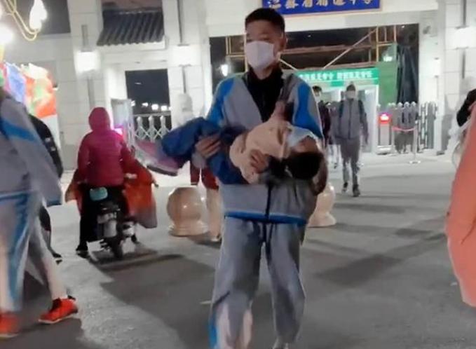 妹妹接哥哥下自习，哥哥一个动作瞬间感动网友，太暖了