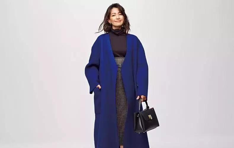 姑娘，你穿彩色大衣真好看！