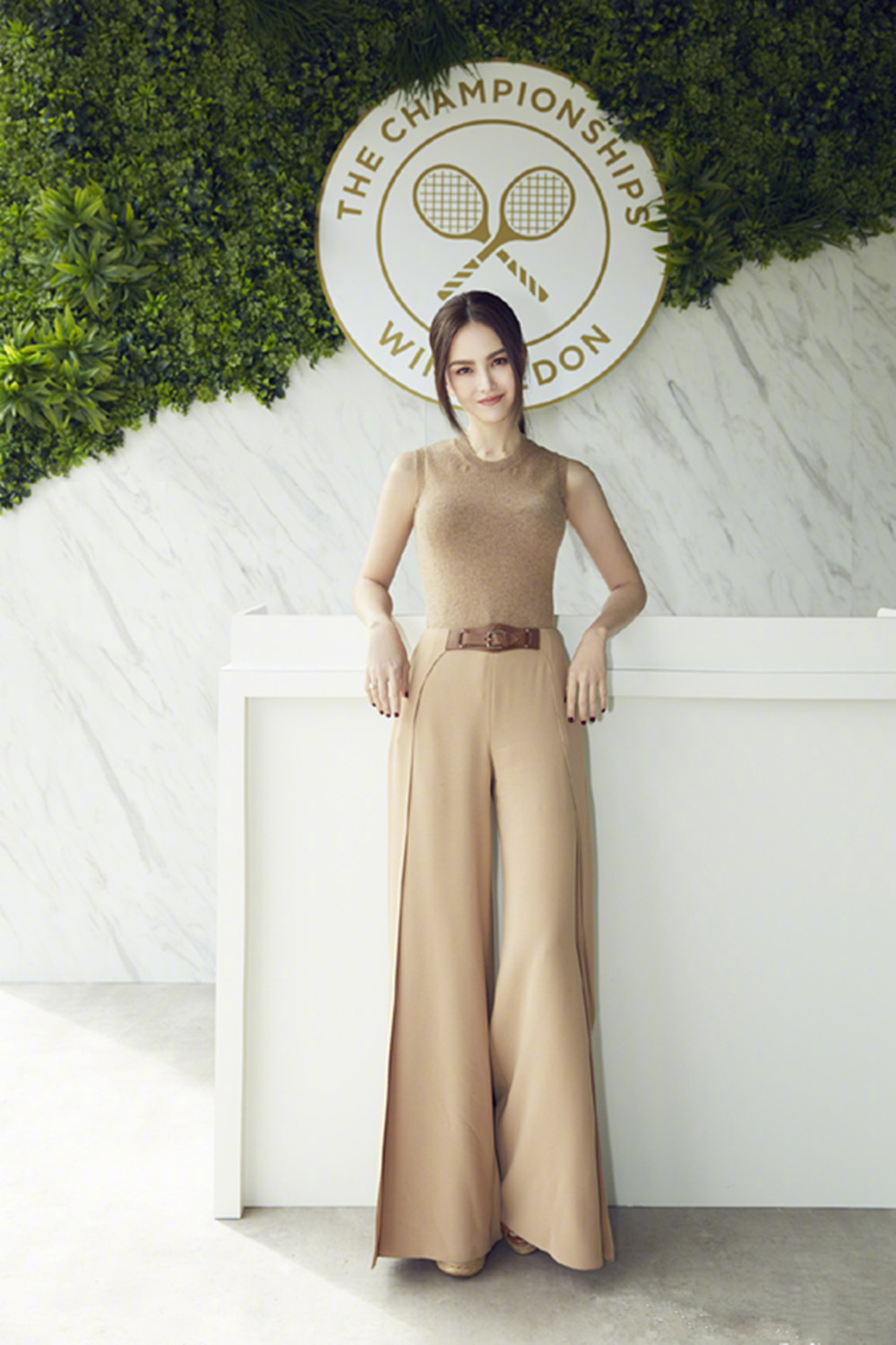 昆凌露脐装秀腹肌,昆凌三胎产后与周杰伦合照