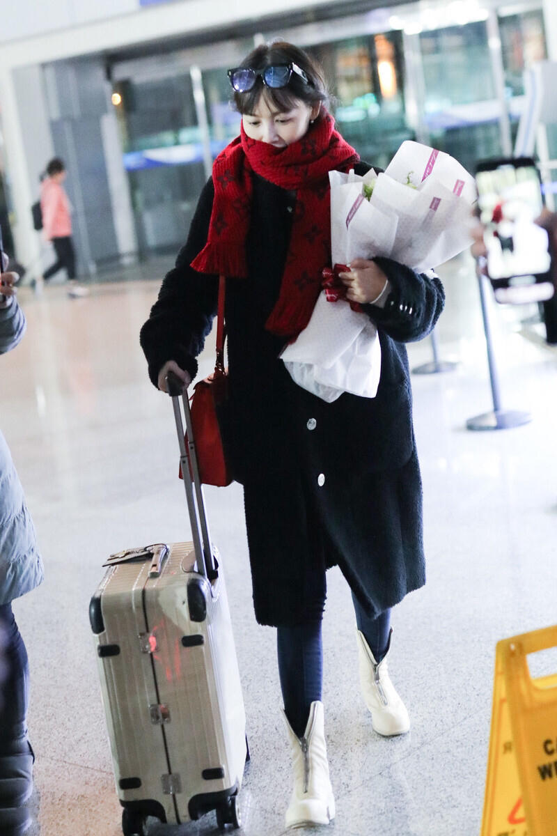 马蓉lv,马蓉现身机场穿的黑大衣红围巾