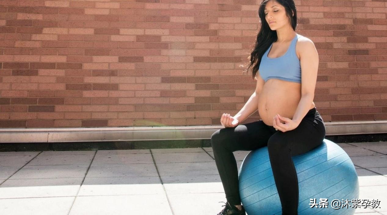 孕妈妈健身日常,孕期可以运动改善驼背