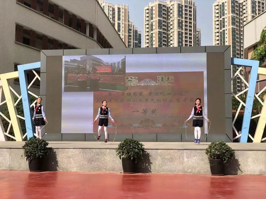 运动彰显活力,健康放飞梦想:天府四小四(8)中队*旗国**下讲话