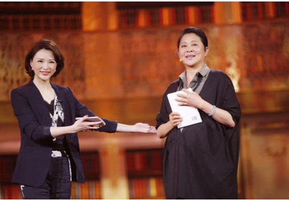 央视主持人李梓萌评价康辉,主持人李梓萌与康辉口误视频