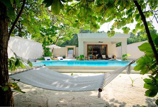 房间旁边就是泳池,房间旁边就是淋浴室