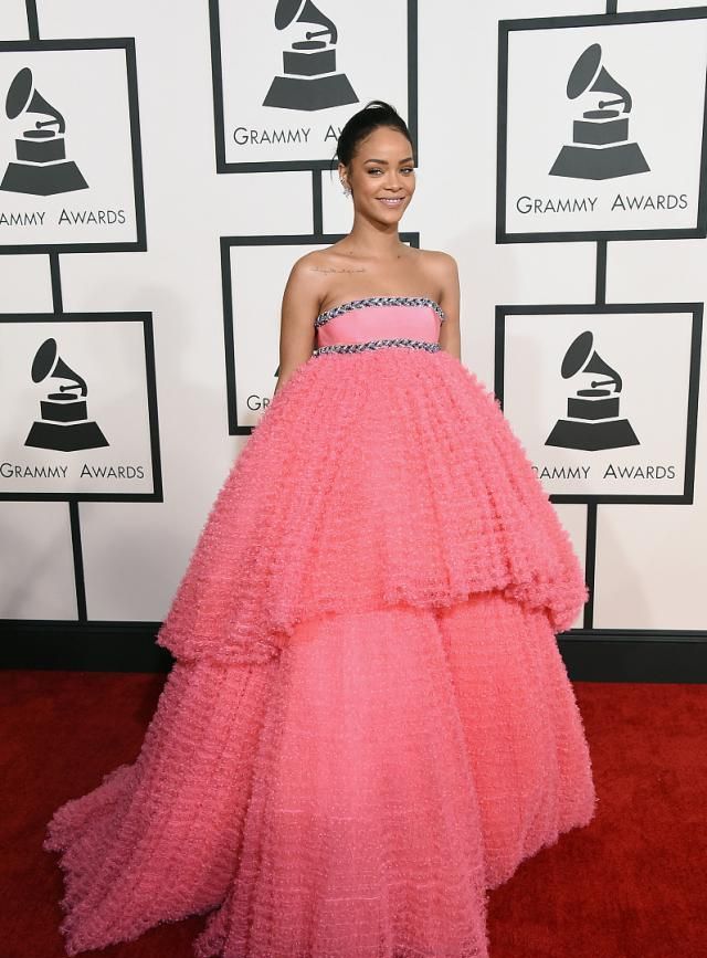 女明星穿礼服活动,女星的红毯礼服只穿一次吗