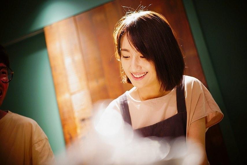 自然卷头发拉直短发造型,自然卷又蓬身体瘦要剪哪款短发