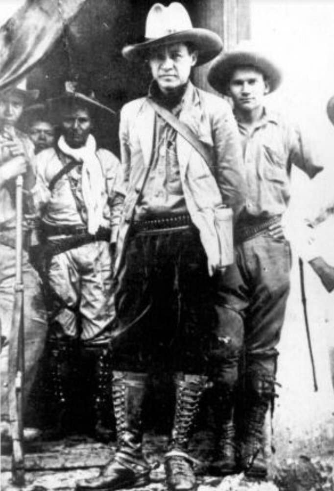 1980年,在一次教科书般的刺杀行动中,独裁者索摩查当街殒命