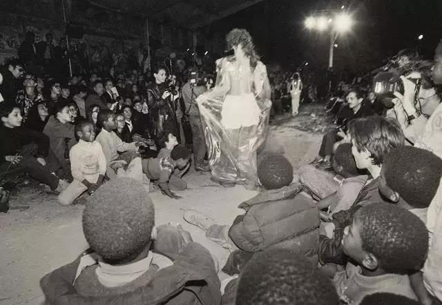 夏天什么颜色的包好看,pvc包流行吗