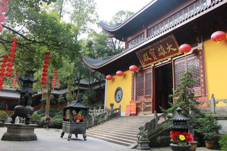 浙江“第一寺庙”并非灵隐寺，而是这座千年古刹，张国荣牌位在此