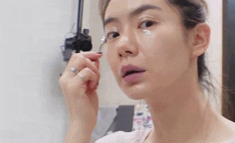 正确涂眼霜淡化黑眼圈的方法,你还在用眼霜淡化鱼尾纹吗