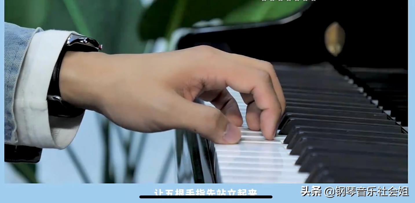 弹钢琴时如何快速分辨琴键,弹钢琴指甲劈了怎么办