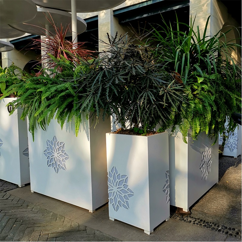 江苏室外玻璃钢花盆,鑫宇不锈钢花箱在绿化中的应用