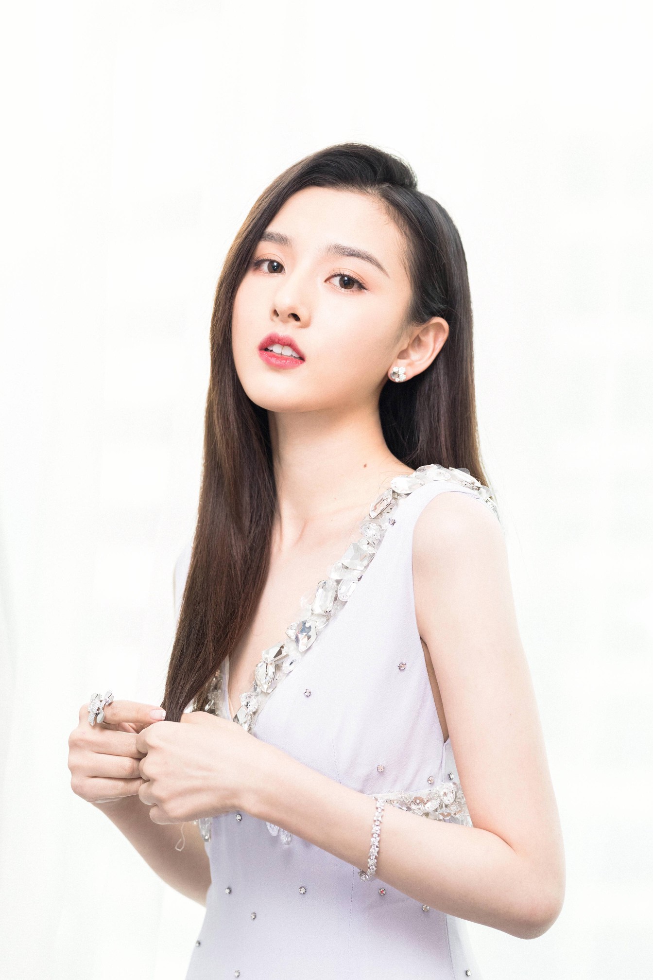 曝宋祖儿疑醉酒踢人澄清,宋祖儿喝醉酒踢路人完整版