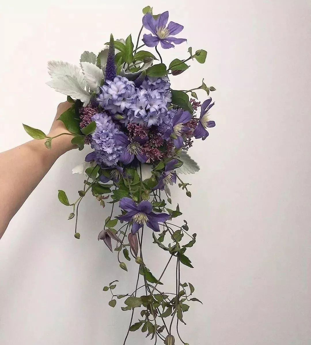 鲜花店日常换水整理花材,花要不要经常换水