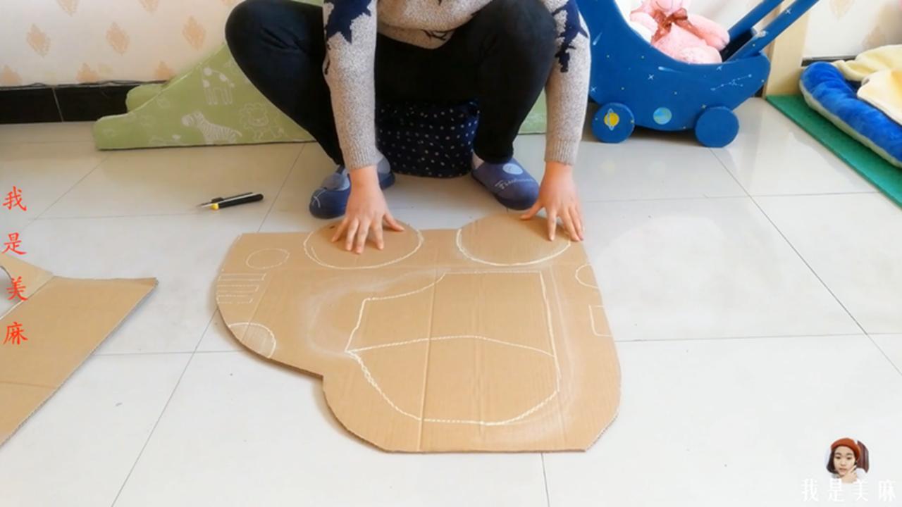 儿童用纸板做一个汽车,爸爸用纸箱做玩具