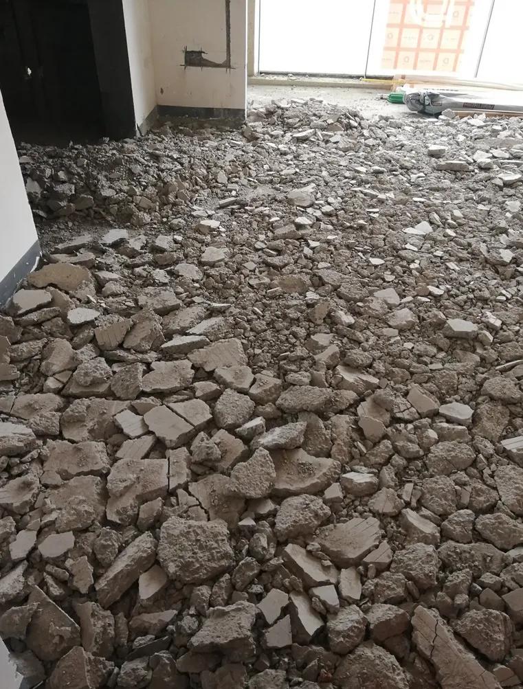 邻居装修打穿楼板业主索赔被拒,楼板打穿物业公司有责任吗