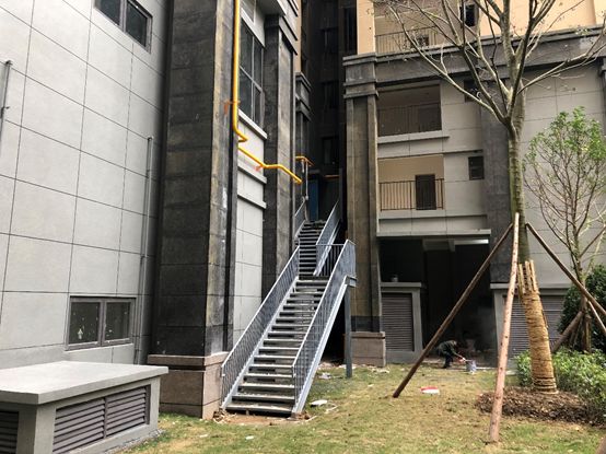 这个楼盘怪：商铺把门两头开，外人轻松就能溜进小区来