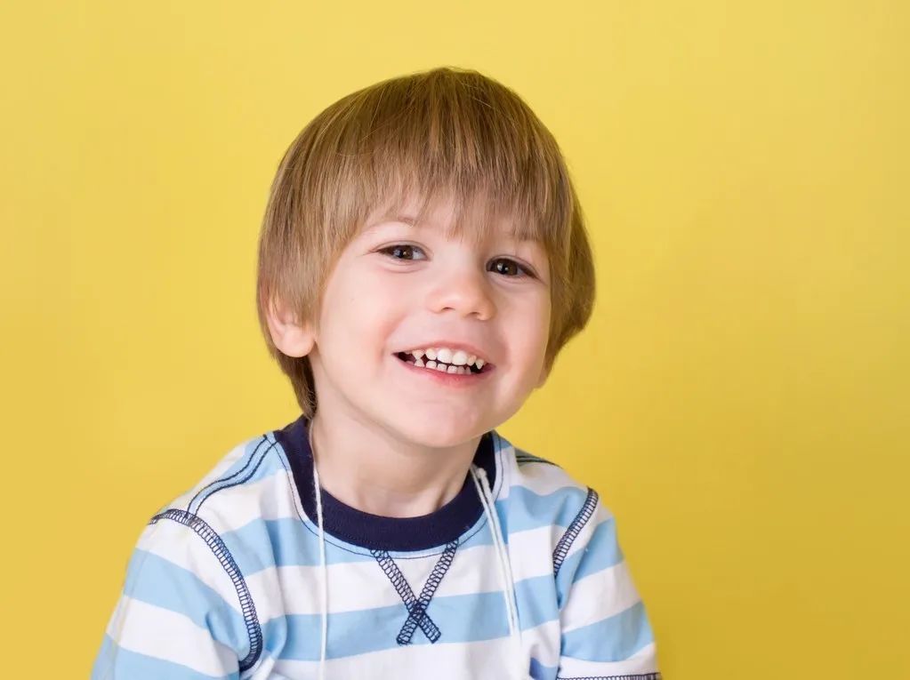 窝里横的孩子家庭教育,窝里横的孩子是什么心理