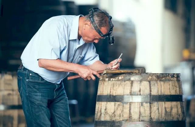 一间被严重忽略的台湾酒厂,今天就从它的木桶修复大师跟你聊起