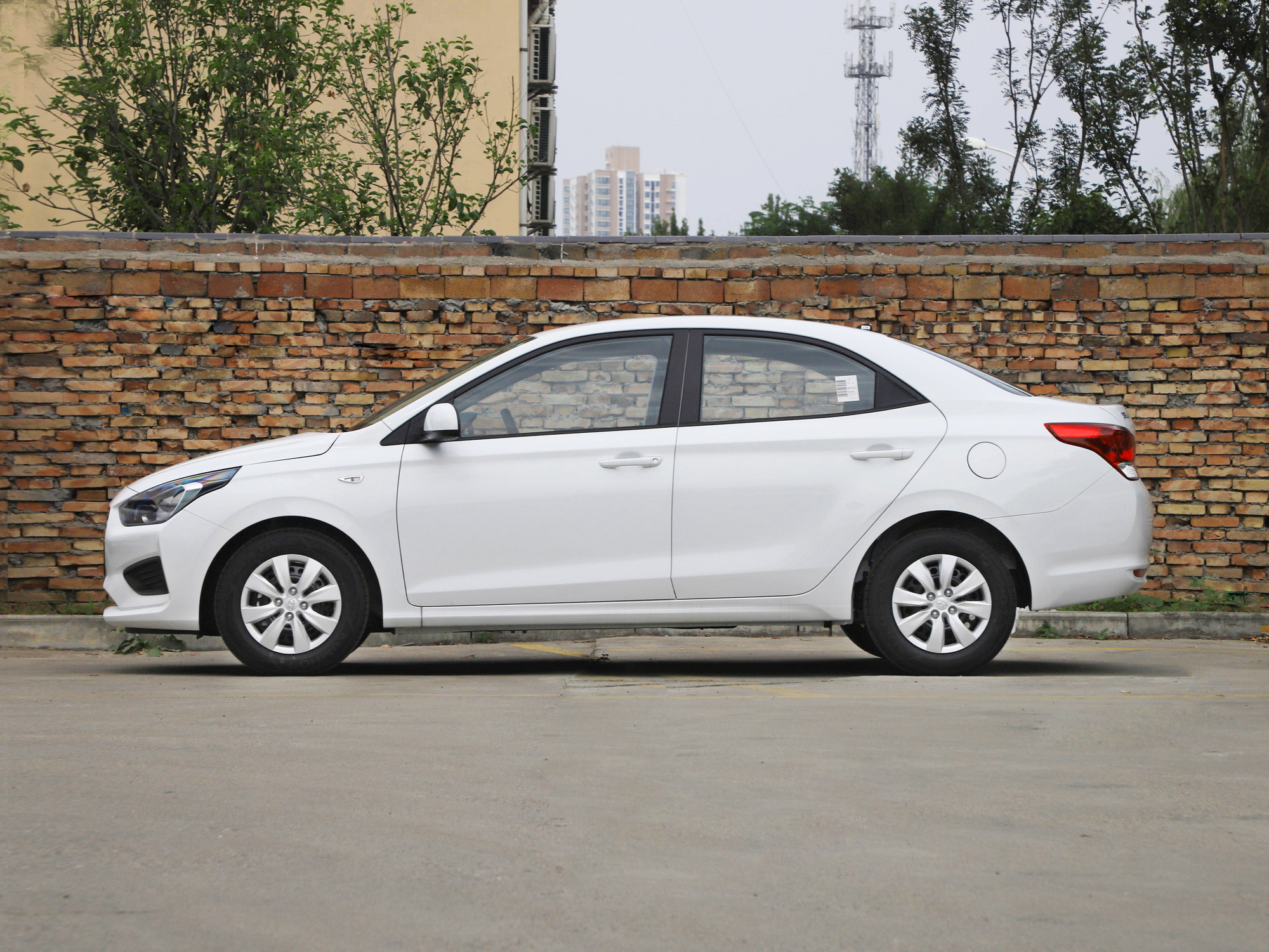 售价不到5万，车重不到1吨的“买菜车”，真的适合代步吗？