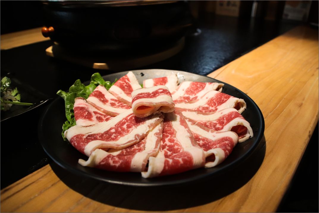 西双版纳告庄西双景星光夜市，为什么那么多人喜欢她？