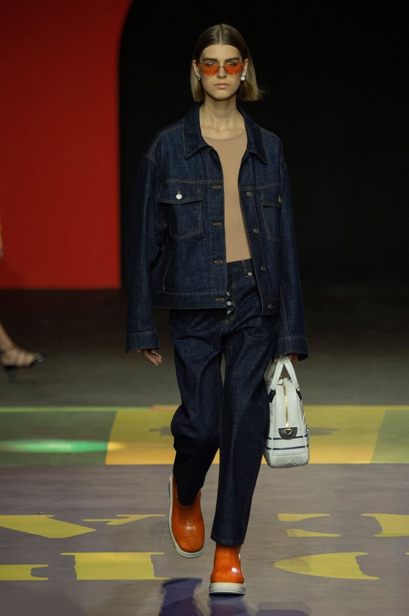 橘色鞋子怎么配西装,橘色鞋子搭配什么颜色好看