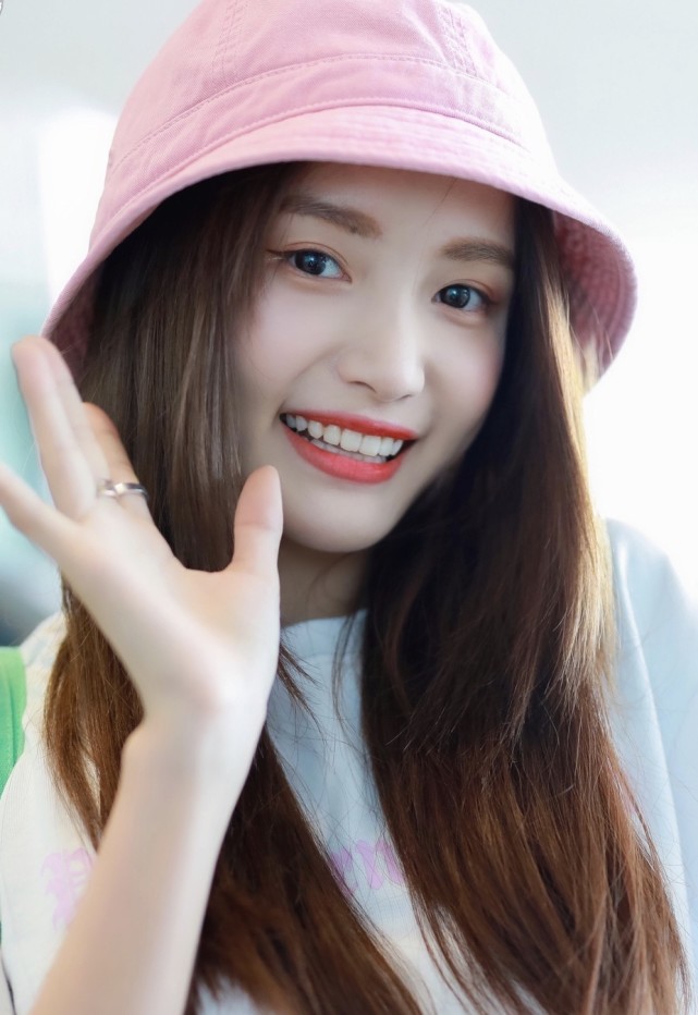 “元气少女”林小宅增肥成功,粉嫩系穿搭现身机场,少女感满满