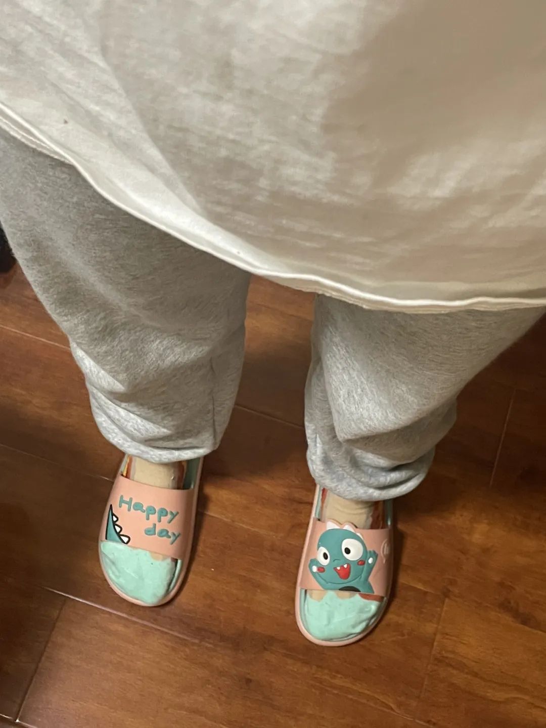 每个人的衣橱里都有一条灰色卫裤,每个人是不是都有一条灰色卫裤