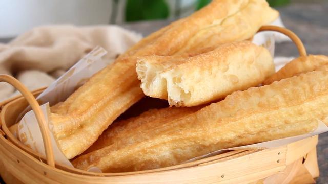牛奶鸡蛋发酵粉和面能炸油条吗,鸡蛋面粉炸油条的家常做法