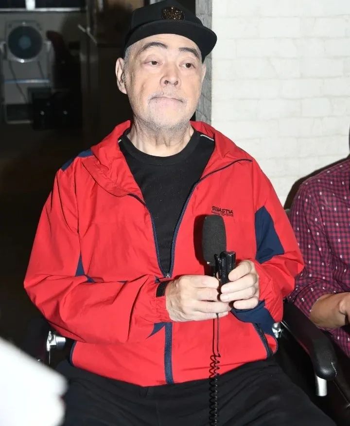 突发！63岁香港靓声王在护老院连人带轮椅跌倒受伤，已送院救治