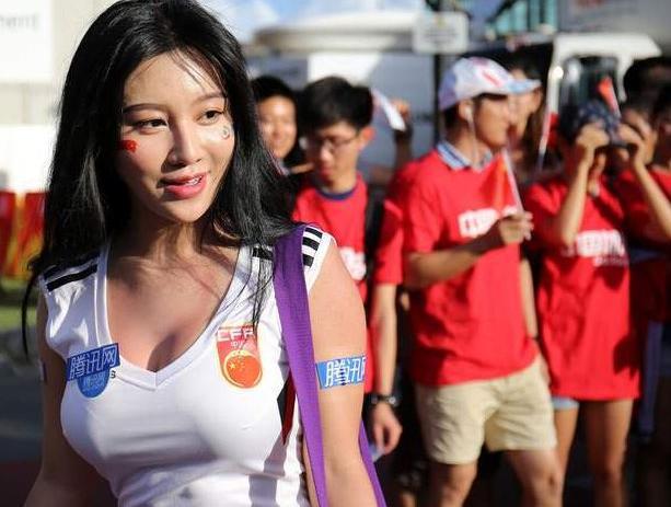 她被称为足球宝贝,因身材火辣走红,25岁开娱乐公司当董事长