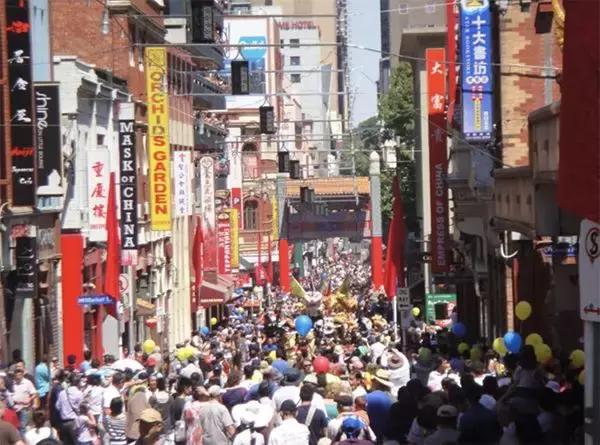 华人在澳洲被辱骂,澳大利亚一群青年当街袭击亚裔