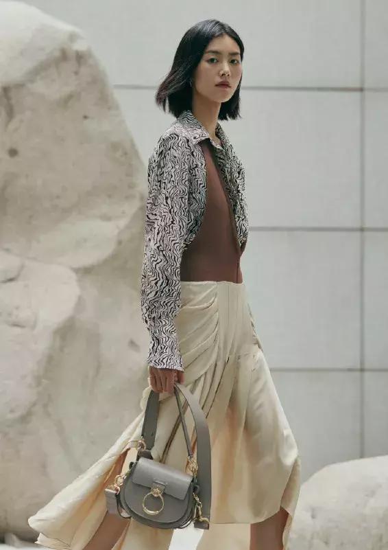 刘雯今年最流行的包,刘雯同款包时尚潮流大牌大容量